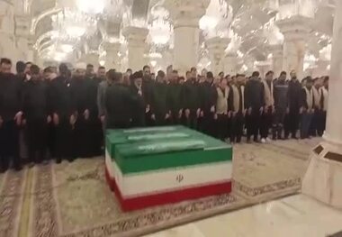 ورود پیکر مطهر رهبر شهید به حرم حضرت امیرالمؤمنین(ع) روی دوش عراقی‌ها + فیلم