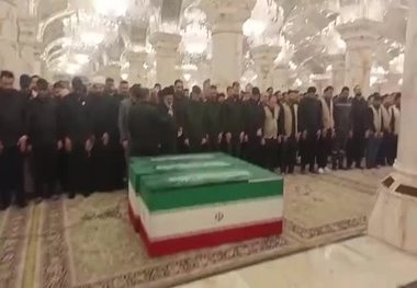 ورود پیکر مطهر رهبر شهید به حرم حضرت امیرالمؤمنین(ع) روی دوش عراقی‌ها + فیلم
