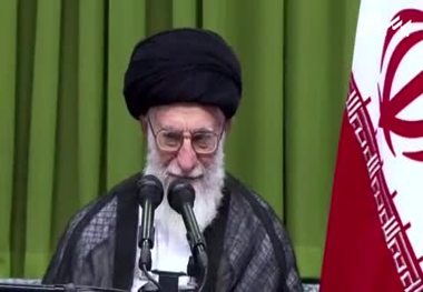 شعر طنز و انتقادی در حضور رهبر انقلاب + فیلم